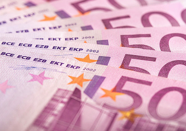 With the issue of the new 20 euro banknote, the old banknotes of the same  denomination will remain in use