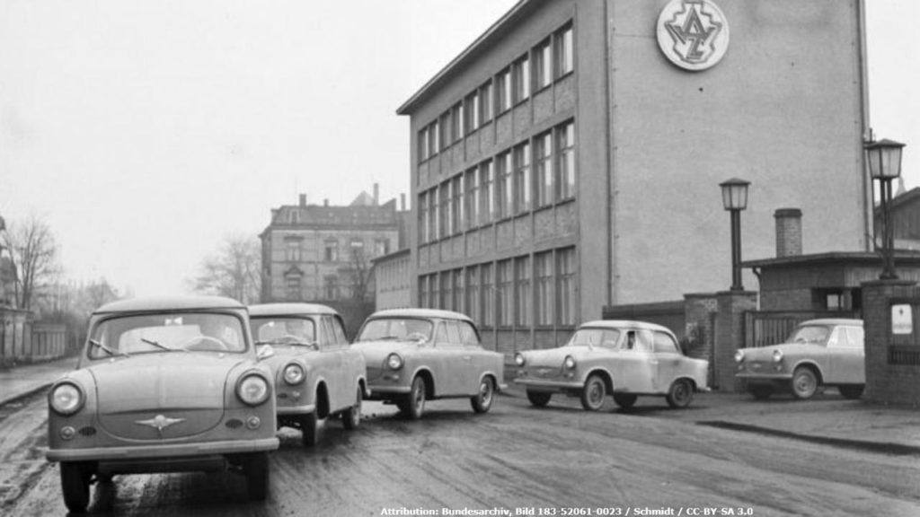 Zero euro banknote: TRABANT zum Angriff Berlinem Mauer/ TRABANT to the assault of BERLIN Wall