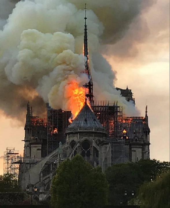 Incendie gigantesque à Notre dame de Paris