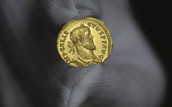 Un denier d’or, Aureus Allectus de 293 après J.-C, découvert dans un champ et vendu 620 000 €