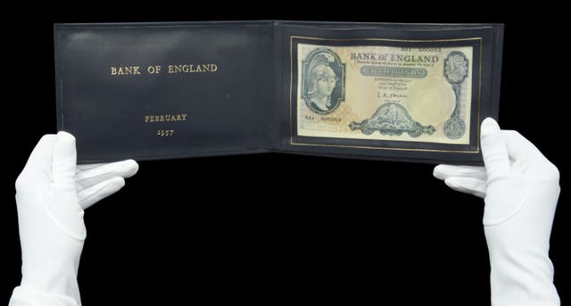 £22 000 for a 1957 fiver at DIX NOONAN auction house