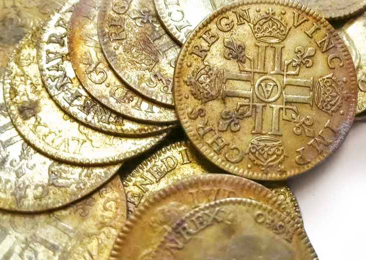 Un trésor de 239 monnaies Louis XIII et Louis XIV découvert en Bretagne