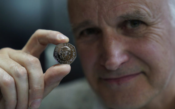 La Royal Mint commence la frappe des pièces circulantes Charles III