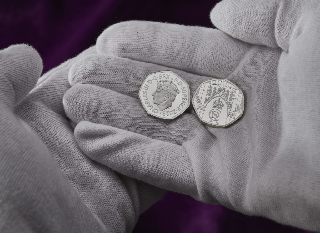 Pièces de 50 pence et 5 livres sterling dédiées au couronnement de Charles III